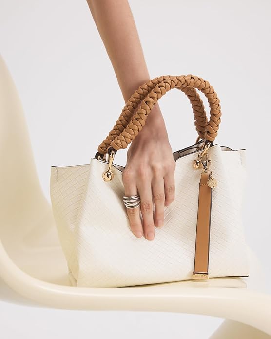 A women's tote bag can ensure you exhibit elegance and grace in various occasions.