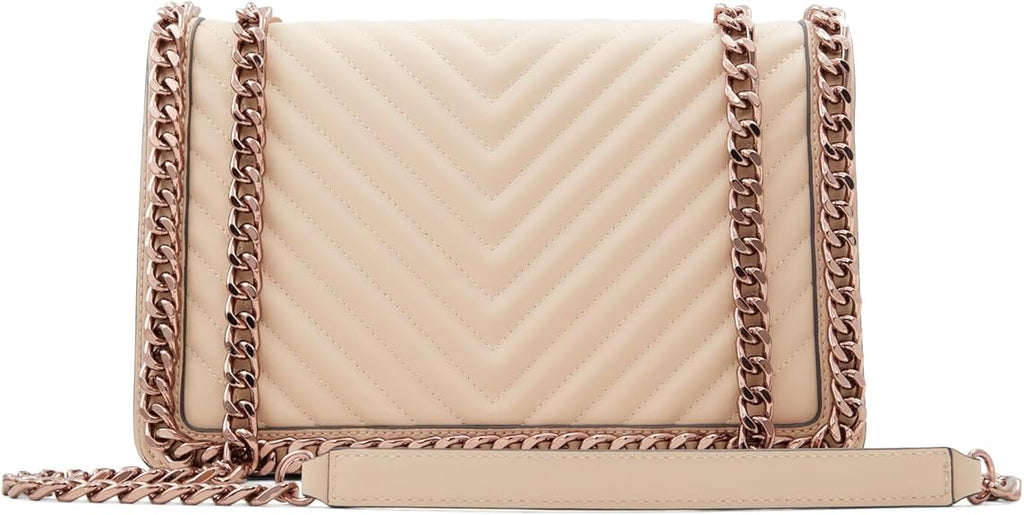 Ladies' handbags feature gold accessories that have undergone special treatment, ensuring a lasting shine and smooth opening and closing. Every detail exudes a high-end quality.