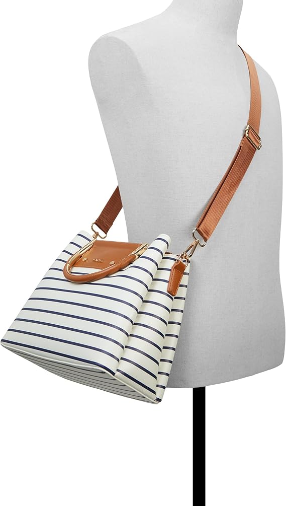 Ladies' tote bags, the leather ones are soft and glossy, while the canvas ones are lightweight and breathable.