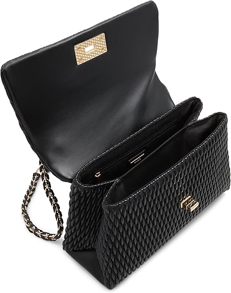 For ladies who also pursue leisure in their daily lives, a handbag can easily add a touch of fashion to their outfit.