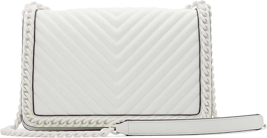 Ladies' handbags feature gold accessories that have undergone special treatment, ensuring a lasting shine and smooth opening and closing. Every detail exudes a high-end quality.