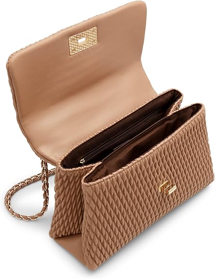 For ladies who also pursue leisure in their daily lives, a handbag can easily add a touch of fashion to their outfit.