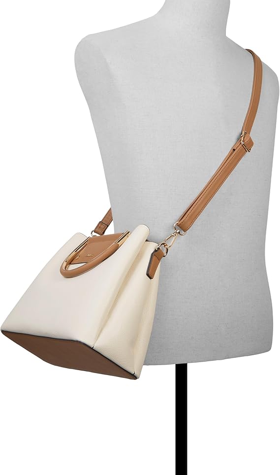 Ladies' tote bags, the leather ones are soft and glossy, while the canvas ones are lightweight and breathable.