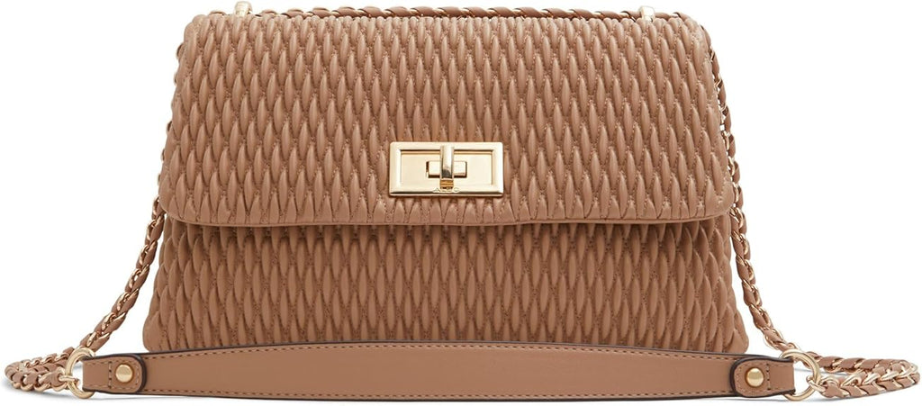 For ladies who also pursue leisure in their daily lives, a handbag can easily add a touch of fashion to their outfit.