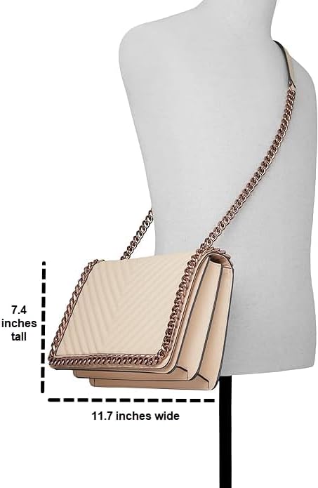 Ladies' handbags feature gold accessories that have undergone special treatment, ensuring a lasting shine and smooth opening and closing. Every detail exudes a high-end quality.
