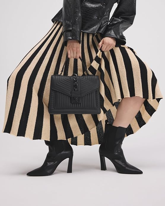 A regular tote bag designed specifically for women, fully showcasing elegant temperament.