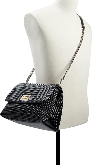 For ladies who also pursue leisure in their daily lives, a handbag can easily add a touch of fashion to their outfit.