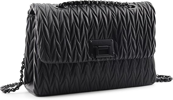 This women's handbag is compact and exquisite, yet retains a touch of luxury. It exudes elegance when carried by hand and a hint of vitality when worn cross-body.