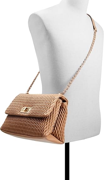 For ladies who also pursue leisure in their daily lives, a handbag can easily add a touch of fashion to their outfit.