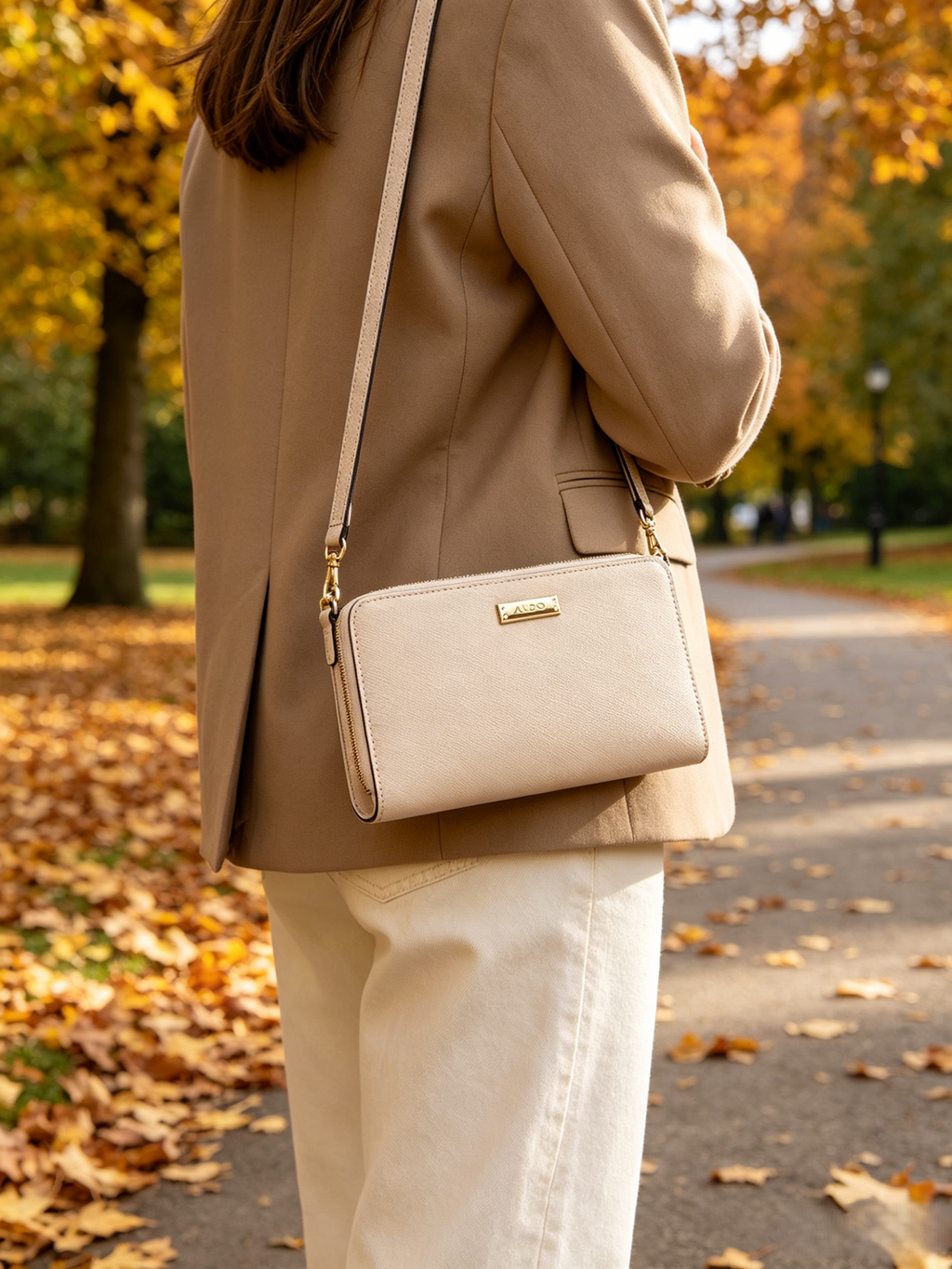 The women's tote bag, every stitch and every thread showcases the craftsmanship.